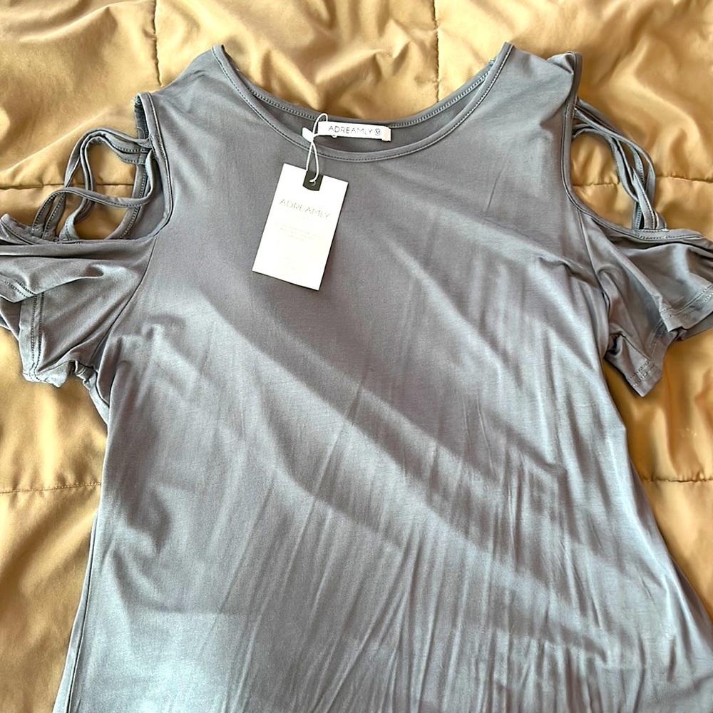 BRAND NEW W TAGS Adreamly shoulder cut out top! Size M.